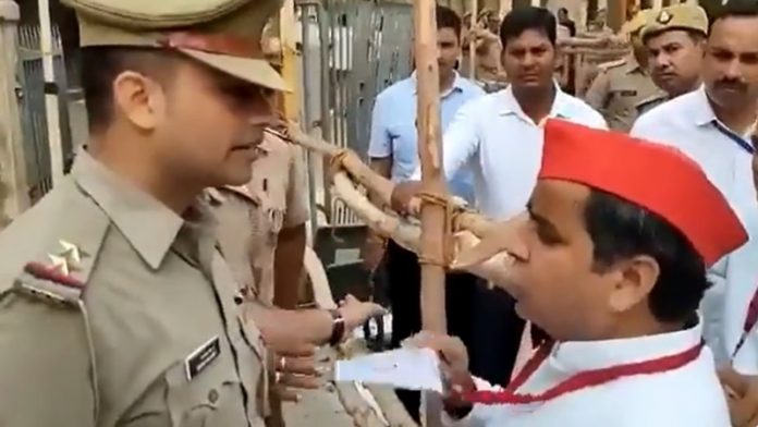 डीएम की परमीशन लेने को कहा तो पुलिस से भिड़े धर्मेंद्र यादव