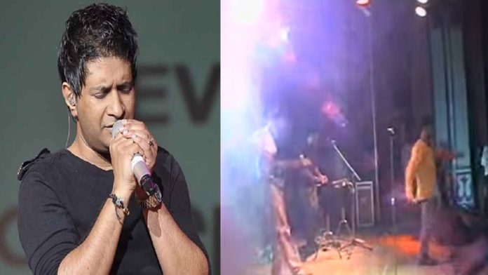 बोतल फेंकती रही भीड़ और गाते रहे केके