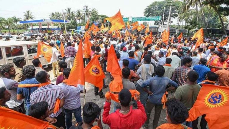 भगवा गमछा, पगड़ी और झंडा, ‘जय श्री राम’ के नारे के साथ जामा मस्जिद में पूजा करने निकले हिन्दू संगठन: कर्नाटक पुलिस ने रोका