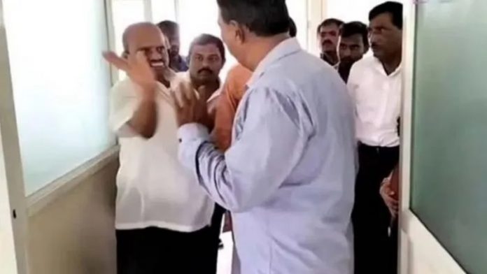 कर्नाटक जेडीएस विधायक एम श्रीनिवास ने कॉलेज प्रिंसिपल को पीटा