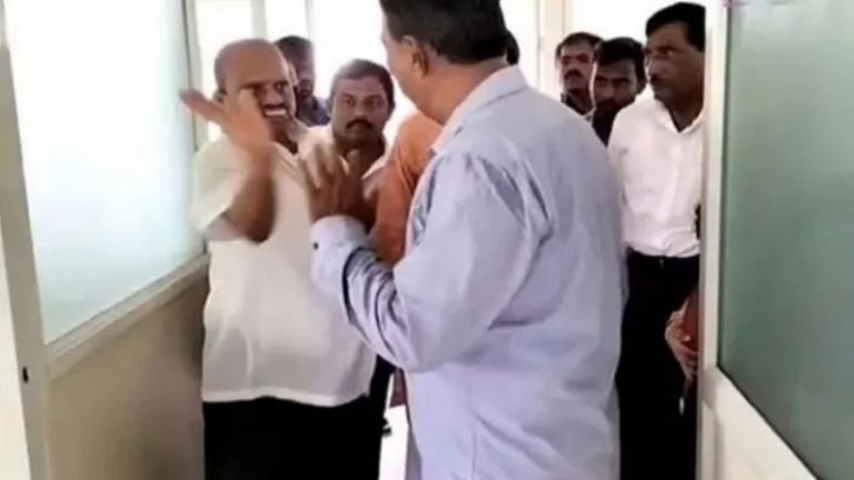 कर्नाटक में JDS विधायक की गुंडई, कॉलेज प्रिंसिपल को पीटा: वीडियो वायरल, कर्मचारी संघ नाराज़