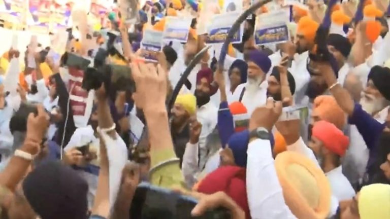 हवा में नंगी तलवार, हाथ में भिंडरावाले के पोस्टर और मुँह पर खालिस्तानी नारे: ब्लू स्टार की बरसी पर स्वर्ण मंदिर पहुँचे सैंकड़ों लोग, Video वायरल