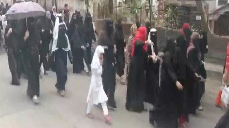 मुंबई में सड़क पर निकलीं बुर्कानशीं महिलाएँ, राँची में थाना प्रभारी का सिर फोड़ा: जुमे की नमाज के बाद यूपी के भी कई जिलों में हिंसा