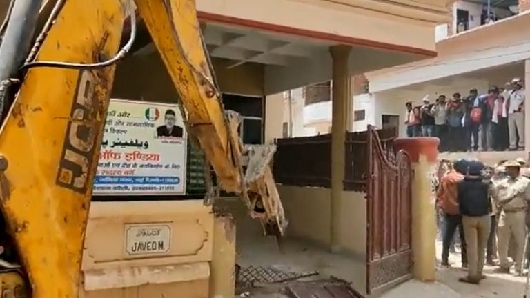 जावेद पंप और उसकी बेटी आफरीन फातिमा के घर चला योगी सरकार का बुलडोजर, प्रयागराज हिंसा इसी का षड्यंत्र: देखें वीडियो