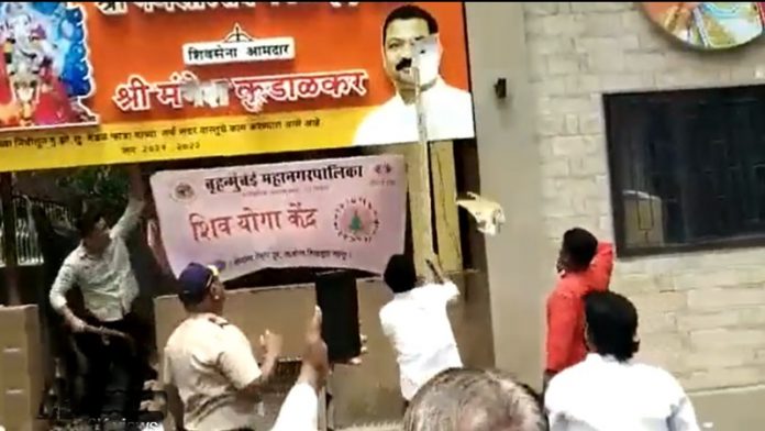 शिंदे गुट के विधायक मंगेश कुडालकर के दफ्तर में तोड़फोड़