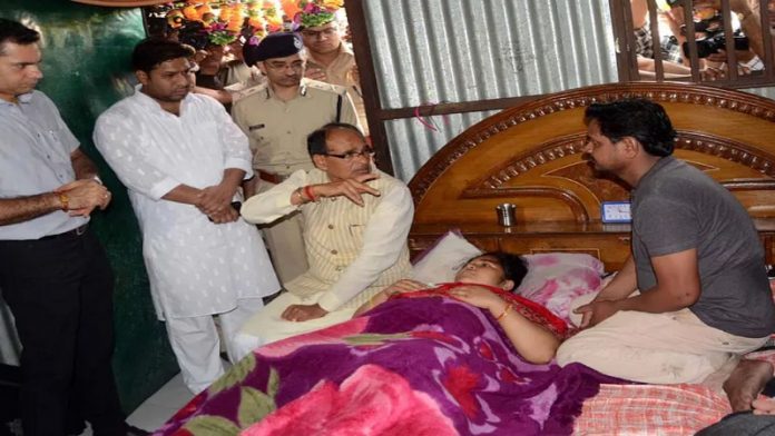 भोपाल, ब्लेड से हमला