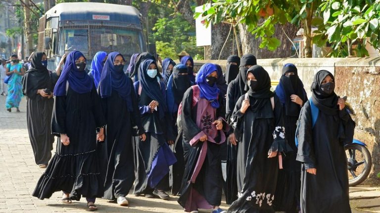 हिजाब पहनने पर अड़ीं 24 छात्राओं को कॉलेज ने किया सस्पेंड, कर्नाटक के उप्पिनंगडी का मामला