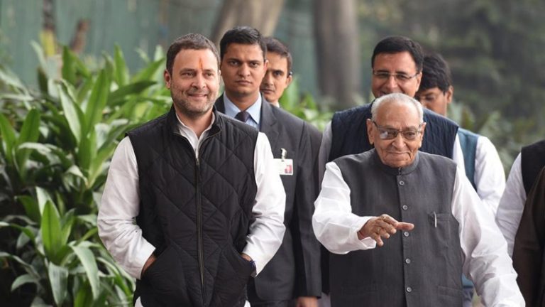गाँधी परिवार की वफादारी करते-करते दुनिया छोड़ गए मोतीलाल वोरा, ED के सामने राहुल गाँधी ने सारा दोष उनके ही मत्थे मढ़ा
