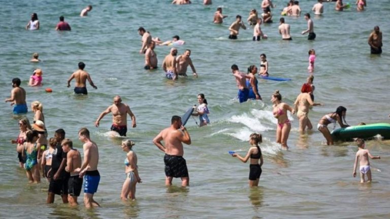 समुद्र में पेशाब किया तो देने होंगे ₹61000, साबुन-शैंपू पर भी बैन: स्पेन में Beach को बचाने के लिए प्रशासन ने लिए फैसले