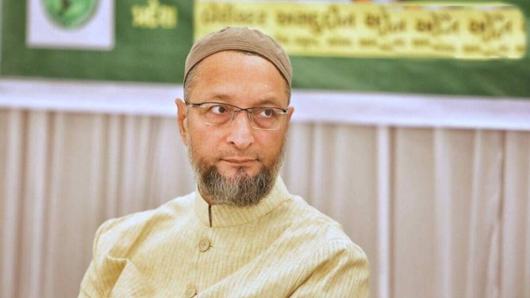 2 अलग-अलग जगहों की वोटर लिस्ट में ओवैसी का नाम रजिस्टर: तेलंगाना कॉन्ग्रेस ने EC से की शिकायत, कार्रवाई की माँग