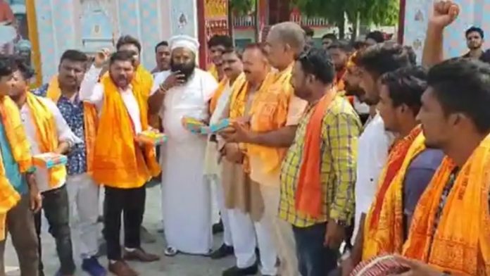 रामलला की पूजा करने अयोध्या आए एकनाथ शिंदे के समर्थक