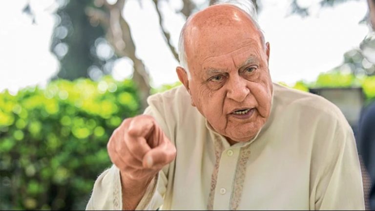 फारूक अब्दुल्ला ने फिर पाकिस्तान से बातचीत की वकालत की, तिरंगे से बिफरी महबूबा ने कहा – हमारे घरों में घुस कर लगा रहे झंडे