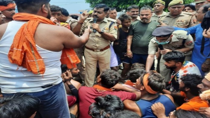 काँवड़ियों को समझाते पुलिस अधिकारी