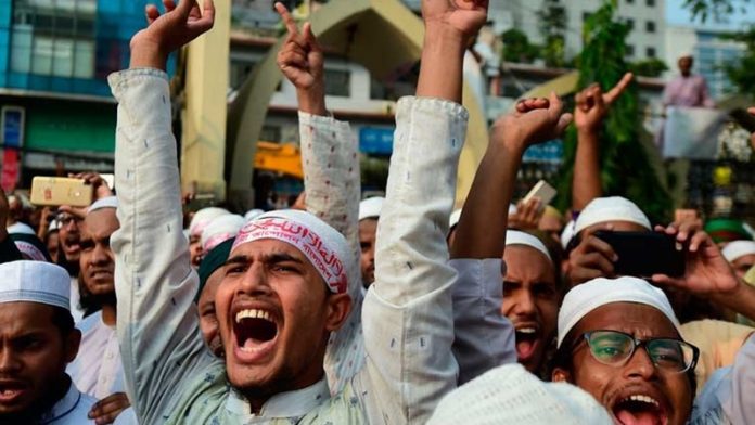 बांग्लादेश में फेसबुक पोस्ट को लेकर मुस्लिमों ने की तोड़फोड़