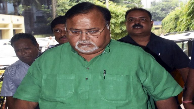 जिसे लोग समझ रहे थे ED की छापेमारी, वो निकली चोरी: पार्था चटर्जी के घर से बड़े-बड़े बैग भर कर फरार हुए चोर, बंगाल का ‘स्पेशल 26’
