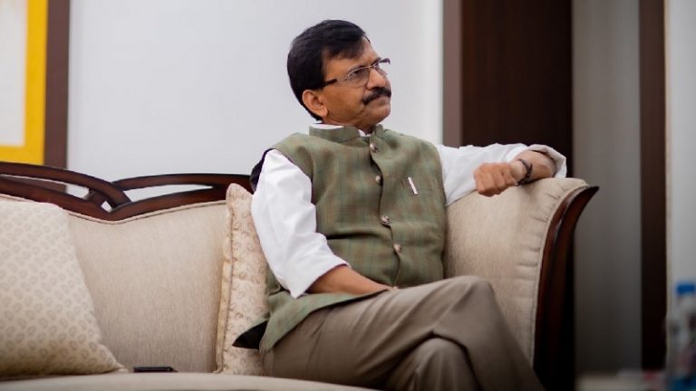 ‘संजय राउत हाजिर हों’: मानहानि मामले में बढ़ी शिवसेना प्रवक्ता की मुश्किलें, अदालत का आदेश – पेश होकर बताएँ दोषी हैं या नहीं