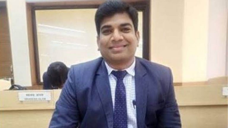 SDM सैयद रियाज अहमद ने पार्टी में की किस करने की कोशिश, पिलाई शराब: इंटर्नशिप के लिए झारखंड आई थी IIT की नाबालिग छात्रा, FIR दर्ज
