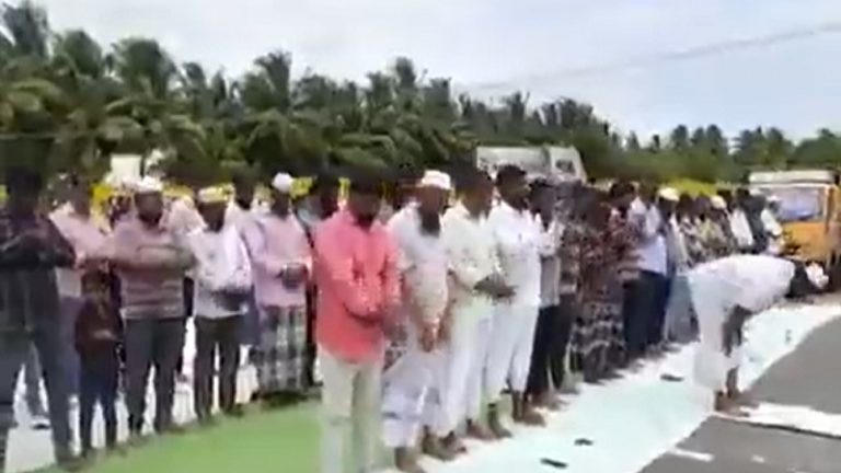 मुस्लिम भीड़ ने पूरे जिले की सड़कों को बंधक बनाया, HC ने दिया था अवैध मस्जिद सील करने का आदेश: स्थानीय DMK विधायक भी प्रदर्शनकारियों के साथ