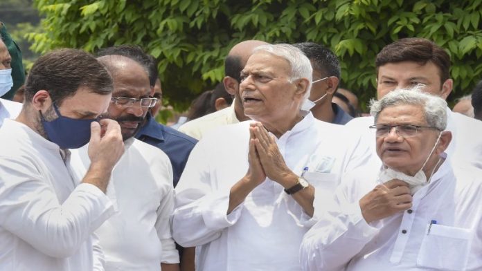विपक्षी दलों के नेताओं के साथ यशवंत सिन्हा