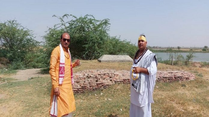 बिहारी जी मंदिर, मजार