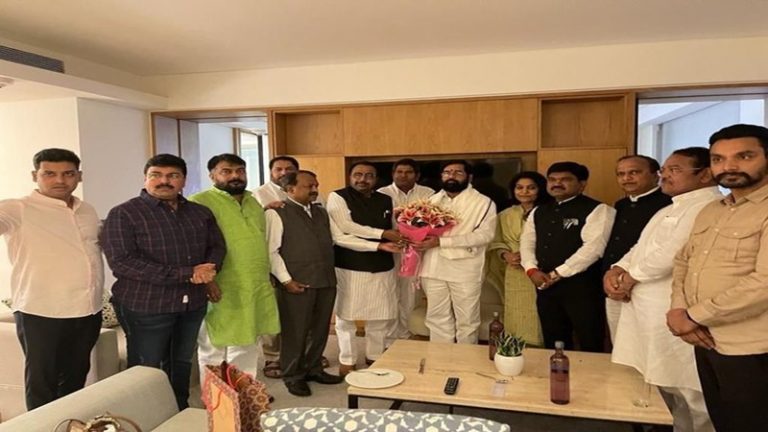 CM एकनाथ शिंदे से मिले उद्धव गुट के 12 सांसद: महाराष्ट्र पर 20 जुलाई को सुप्रीम कोर्ट में सुनवाई, ठाकरे ने संगठन में की 100 नई नियुक्तियाँ