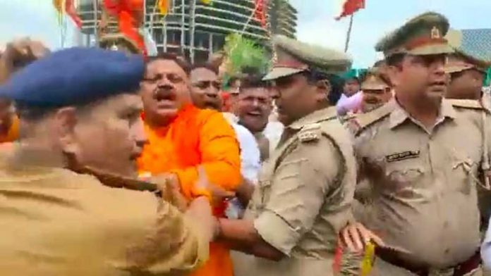 लखनऊ लुलु मॉल, नमाज, हनुमान चालीसा