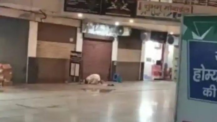 मेरठ के मॉल में नमाज