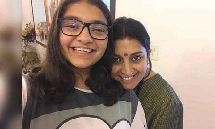 स्मृति ईरानी और उनकी बेटी जोइश ईरानी