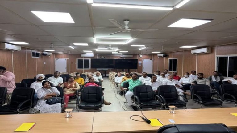 CM केजरीवाल की बैठक में नहीं पहुँचे AAP के 9 विधायक, पार्टी का दावा – सोमनाथ भारती सहित कइयों को BJP का ऑफर, ‘ऑपरेशन लोटस’ फेल