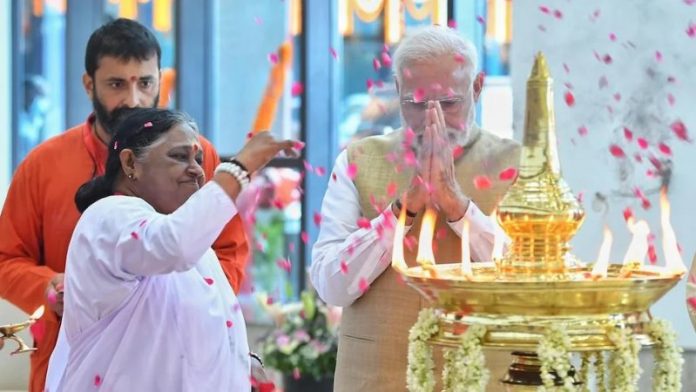 माँ अमृतानंदमयी और पीएम मोदी
