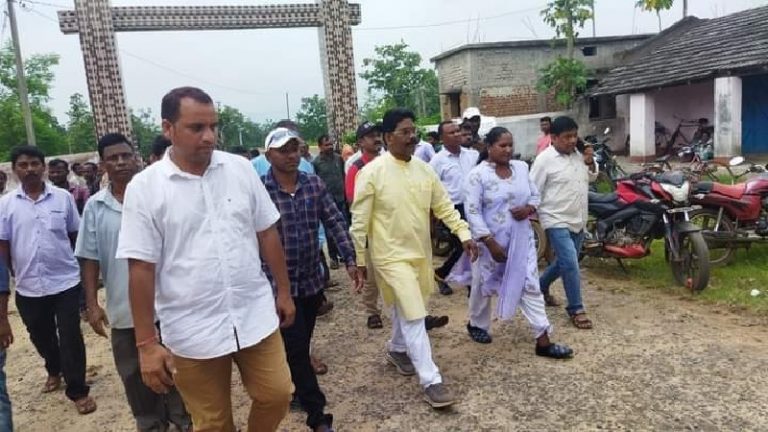 ओडिशा में जनजाति आयोग की टीम पर 2 बार हमला, 300 की भीड़ ने घेरा: NCST ने तलब की रिपोर्ट, कहा – सुरक्षा को लेकर प्रशासन गंभीर नहीं