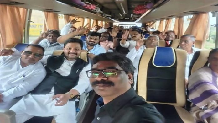 विधायकों के साथ हेमंत सोरेन