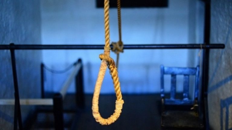 बुर्के में लाई गई मरियम, गले में फंदा डाल कुर्सी पर खड़ा किया, 19 साल की बेटी से कुर्सी को लात मरवाई ताकि झूलकर मर जाए: ईरान का ये कैसा कानून