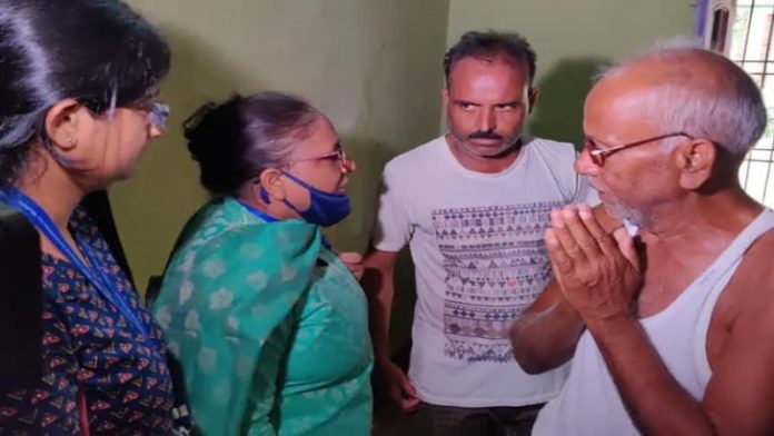 महिला आयोग की टीम