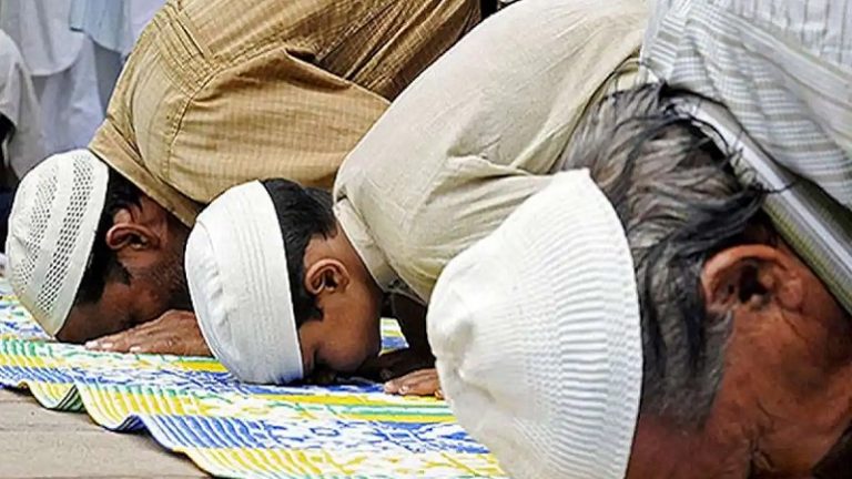 कर्नाटक के स्कूलों में अब वक्फ बोर्ड को चाहिए नमाज के लिए कमरा: गणेशोत्सव की अनुमति से भड़के, शिक्षा मंत्री से माँगा इस्तीफा