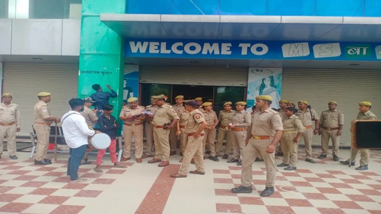यूपी पुलिस ने जब्त की मुख़्तार अंसारी के करीबी हाजी की इमारत, ₹13 करोड़ का है ‘फातिमा कॉम्प्लेक्स’: ढोल बजा कर हुई कार्रवाई