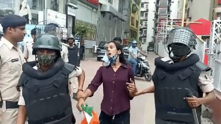 बिहार में अब BTET अभ्यर्थियों पर बरसी पुलिस की लाठियाँ, इससे पहले BPSC छात्रों को भी पीटा था: नीतीश-तेजस्वी सरकार में तीसरी बार पिटे युवा