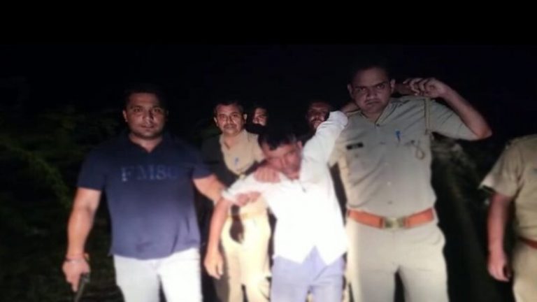 जंगल में गाय काटने आया था ₹25000 का इनामी ताजू, सरेंडर करने को कहा गया तो करने लगा फायरिंग: पाँव में लगी यूपी पुलिस की गोली, दबोचा गया