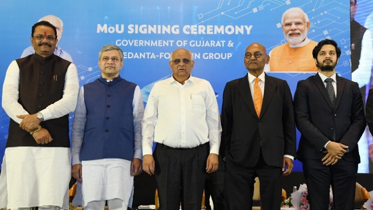 ₹1.58 लाख करोड़ का निवेश, 1 लाख सीधी नौकरियाँ: सेमीकंडक्टर निर्माण का हब बनेगा गुजरात, वेदांता-Foxconn लगाएगी प्लांट
