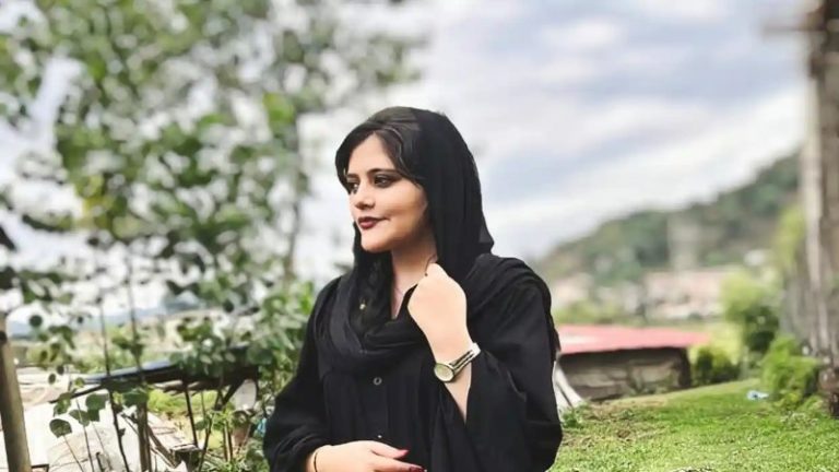 हिजाब से नहीं ढके पूरे बाल, इसलिए बुरी तरह पीटा: ईरान में 22 साल की लड़की को पुलिस ने कोमा में पहुँचाया, ब्रेन डेड होने के बाद मौत; कई औरतें अब भी हिरासत में