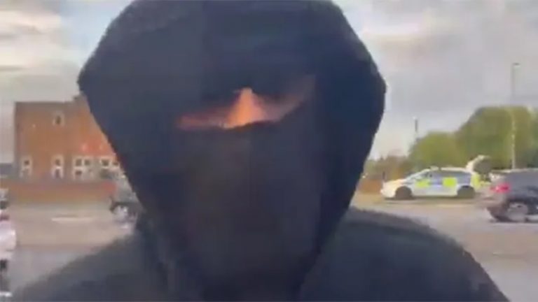 ‘तुम लोगों को UK में नहीं आने देंगे’: दुर्गा मंदिर पर हमला करने वाले नकाबपोश की हिन्दुओं को धमकी, कहा – ‘हम यहीं हैं, नहीं करने देंगे कोई कार्यक्रम’