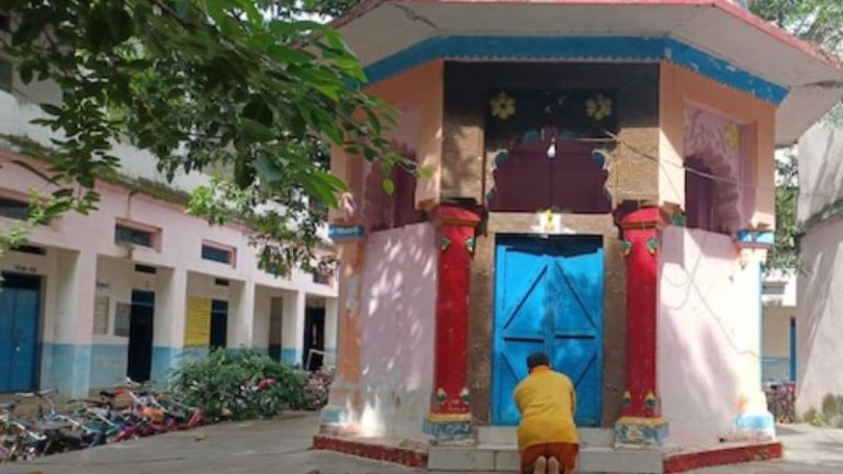 छात्र-छात्राओं को तिलक लगाए देख कर भड़का शिक्षक मोहम्मद कासिफ, बंद करवाया मंदिर: पुजारी का दर्द – 50 सालों में पहली बार 3 दिन बंद रहा मंदिर