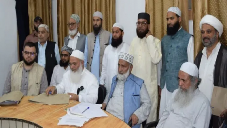‘स्कूलों में बंद हो भजन, योग और सूर्य नमस्कार, कमजोर हो रही कश्मीर की मुस्लिम पहचान’: उलेमाओं की माँग, कहा – इस्लामी मान्यताओं को चुनौती बर्दाश्त नहीं