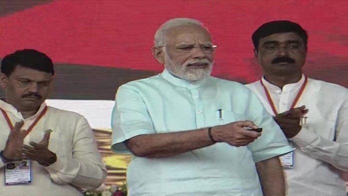 सूरत में पीएम मोदी