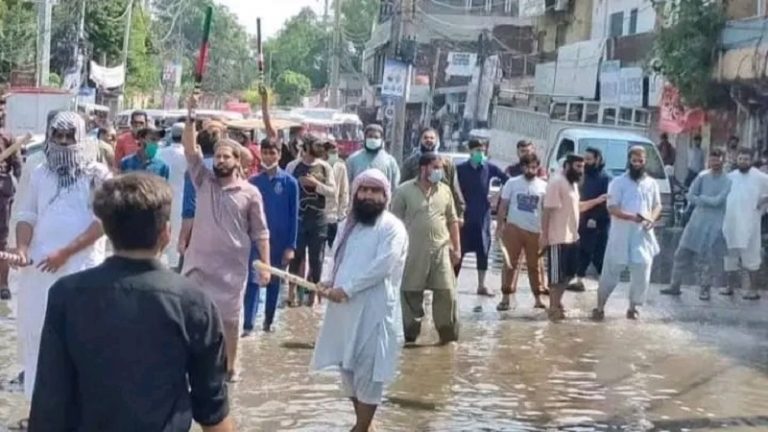 शिया मुस्लिमों के जुलूस पर पत्थर और पिस्तौल से हमला, मस्जिद के पास से गुजरने पर हुआ बवाल: पाकिस्तान में कट्टरपंथियों की करतूत