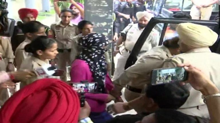 ‘उसे ब्लैकमेल किया जा रहा था’: MMS कांड की आरोपित छात्रा के वकील का दावा, पुलिस ने तीनों आरोपितों को 7 दिन के रिमांड पर लिया
