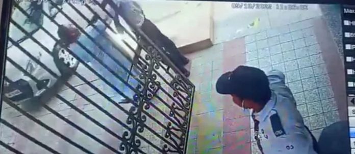 नोएडा में गार्ड को फिर थप्पड़
