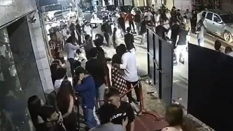 महिला ने क्लब के बाउंसरों पर लगाया कपड़े फाड़ने और मारपीट का आरोप, CCTV में तोड़फोड़ करते नज़र आई: क्लब मालिक ने कहा – वो नशे में थी