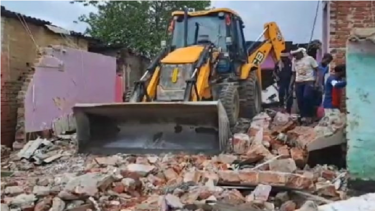 हिन्दू लड़की से बलात्कार किया, फिर अपने दोस्तों को सौंप दिया: फरार ‘लव जिहाद’ आरोपित के घर पर चला बुलडोजर, वायरल कर दिया था पीड़िता का अश्लील वीडियो