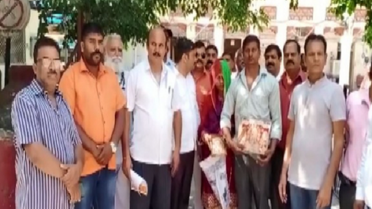 ‘देवी-देवताओं की मूर्ति तोड़ते हैं, पूजा नहीं करने देते’ : राजस्थान में बेटे-बहू पर माता-पिता बना रहे धर्मांतरण का दबाव, बात न सुनने पर पीटते हैं; FIR दर्ज